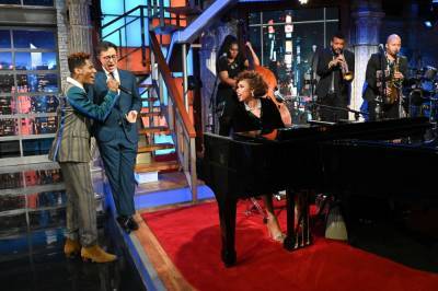 Jennifer Hudson Performs An Aretha Franklin Classic With Stephen Colbert And Jon Batiste - etcanada.com