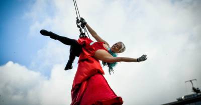 Aerial performers will scale the heights of The Lowry theatre this weekend - www.manchestereveningnews.co.uk - Manchester