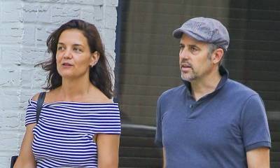 Katie Holmes goes to dinner in a color-coordinated outfit with a mystery man in New York - us.hola.com - New York - county Holmes