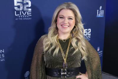 Kelly Clarkson Enjoys A Girls’ Night In Vegas Amid Divorce Drama - etcanada.com - USA - Las Vegas