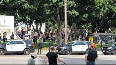 Man Stabbed Outside LA City Hall Amid Covid Vaccine Mandate Protest - deadline.com - Los Angeles - county Hall