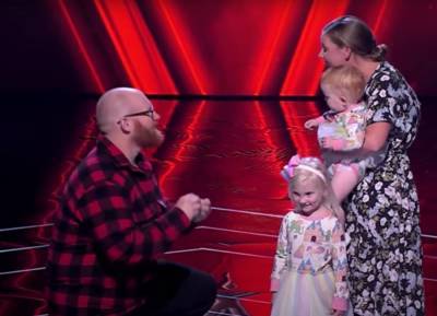 ‘The Voice Australia’ Singer Mick Harrington Stuns Audience With Onstage Proposal - etcanada.com - Australia
