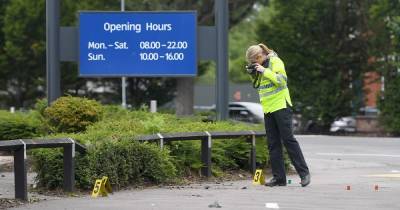 Screams heard from Aldi car park as mass brawl involving nearly 50 people erupts - www.manchestereveningnews.co.uk