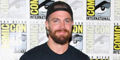 Stephen Amell Hilariously Reads Thirst Tweets - Watch! - www.justjared.com
