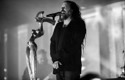 Korn postpone six shows after Jonathan Davis tests positive for COVID-19 - www.nme.com - USA