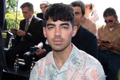 Joe Jonas Poses Nude Behind Wife Sophie Turner As He Celebrates His 32nd Birthday - etcanada.com