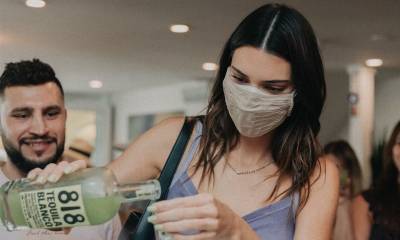 Kendall Jenner is officially a bartender! The model served her tequila to fans while visiting the Hamptons - us.hola.com - New York - Los Angeles - county Hampton
