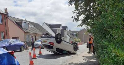 Residents to the rescue as locals race to help driver after car flips onto its roof in Blantyre - www.dailyrecord.co.uk