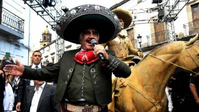 Vicente Fernández: Everything We Know About His Health Condition After Suffering Fall - www.etonline.com - Mexico