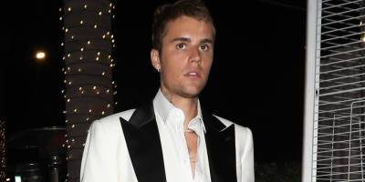 Justin Bieber Steps Out in White Tux For Dinner With Friends - www.justjared.com - Los Angeles