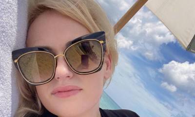 Rebel Wilson's sun-soaked riverside selfie is perfection - hellomagazine.com - New York