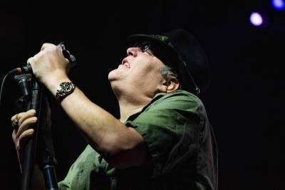 Ethan Shanfeld - Blues Traveler’s Tour Bus Crashes, With John Popper Relaying Aftermath in Real Time - variety.com - Minnesota - county Winona