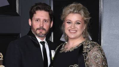 Kelly Clarkson Is Looking Forward to 'Moving On' From Ex Brandon Blackstock, Source Says - www.etonline.com