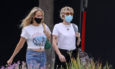 Miley Cyrus and mom Tish dressed casually while furniture shopping together - us.hola.com