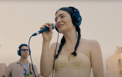 Watch Lorde and Jack Antonoff perform ‘Dominoes’ on a rooftop - www.nme.com - New York