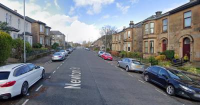 Cops descend on Scots street after man 'spotted carrying machete' - www.dailyrecord.co.uk - Scotland