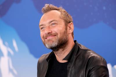 Jude Law Remembers Hearing ‘Appalling Piece Of British Advice’ To Not ‘Get Above Yourself’ - etcanada.com - Britain - county Jones - Indiana