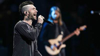 Adam Levine Stops Concert After Forgetting Lyrics To Maroon 5’s ‘She Will Be Loved’ — Watch - hollywoodlife.com - USA - city Milwaukee