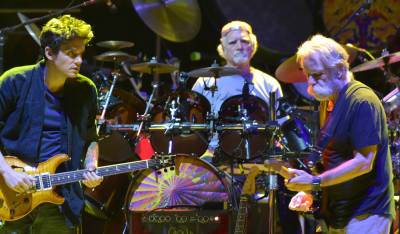 Man Dies at Dead & Company's NYC Concert After Falling from Balcony - www.justjared.com - New York - New York - county Queens