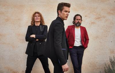 Watch The Killers perform impromptu jam backstage at cancelled NYC Homecoming Concert - www.nme.com - New York - city Santana - county Barry