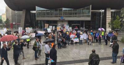 Hundreds take part in cladding protest at Salford Quays - www.manchestereveningnews.co.uk - Manchester
