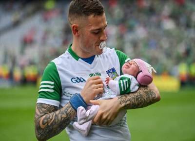Limerick players melt hearts by posing with their babies after historic All-Ireland win - evoke.ie - Ireland