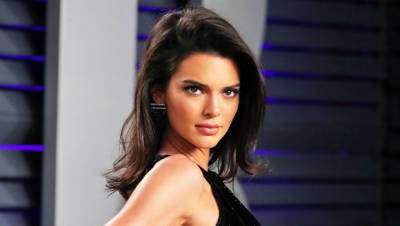 Kendall Jenner Ditches Her Clothes For Sexy New Handbag Ad Campaign — Photo - hollywoodlife.com - Italy