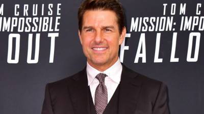 Tom Cruise Lands a Helicopter in a Family's Field, Then Offers Them a Ride - www.etonline.com - Britain