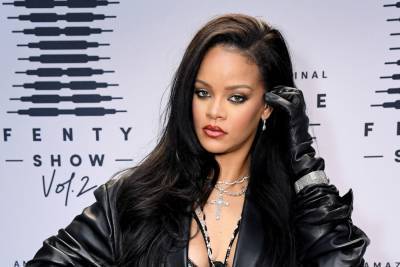 Rihanna Shows Off Sexy New Savage X Fenty Designs & Her ‘Billion Dollar Smile’ In Poolside Photo Shoot - etcanada.com
