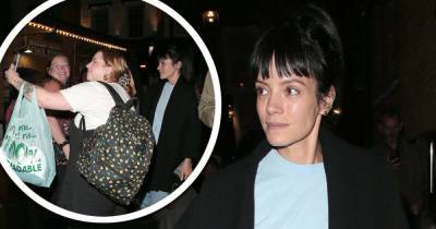 Lily Allen keeps it casual in blue tee and jeans as she exits theatre - www.msn.com - London