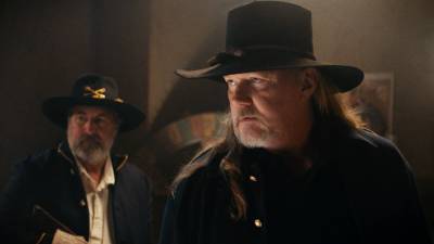 Thomas Jane - Trace Adkins - Trace Adkins Rules Over a Town of Outlaws in 'Apache Junction' Trailer (Exclusive) - etonline.com