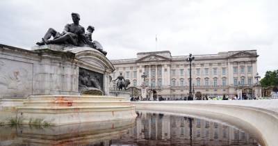 Arrests after protesters dye fountains outside Buckingham Palace red - www.manchestereveningnews.co.uk - Scotland