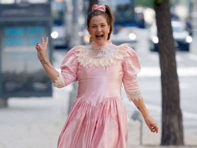 Drew Barrymore Revives ‘Never Been Kissed’ Character Josie For Her Talk Show - etcanada.com