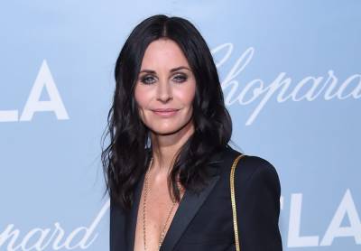 Courteney Cox Arrives At Warner Bros. Studios With Wet Hair Wrapped In A Towel: ‘I’m Surprised They Let Me In’ - etcanada.com