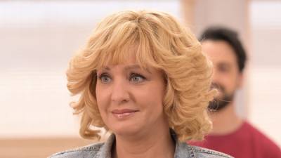 ‘The Goldbergs’ EP-Star Wendi McLendon-Covey Teases Season 9 Opener Paying Tribute To The Late George Segal - deadline.com