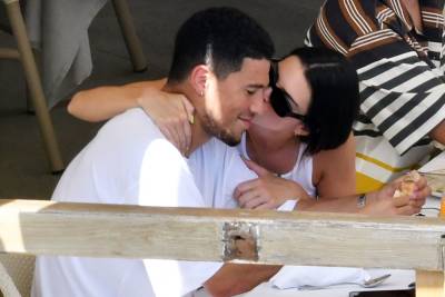 Kendall Jenner Gives Boyfriend Devin Booker A Sweet Kiss During Italian Vacation – Pic - etcanada.com - Italy