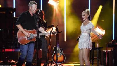 Watch Gwen Stefani Perform 'Don't Speak' With Husband Blake Shelton on Guitar - www.etonline.com