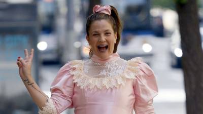 Drew Barrymore Dresses Up as Her 'Never Been Kissed' Character Josie 22 Years Later - www.etonline.com - New York