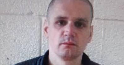 Police launch manhunt for escaped prisoner with links to Oldham - www.manchestereveningnews.co.uk - county Cross
