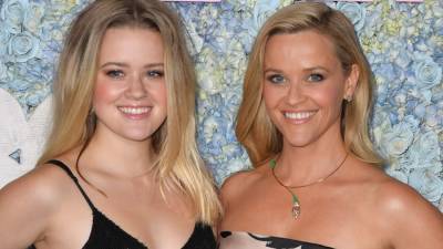 Reese Witherspoon and Daughter Ava Phillippe Look Exactly Alike In Makeup-Free Family Photo - www.glamour.com