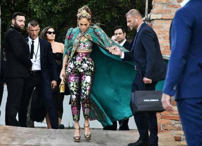 Jennifer Lopez makes fashion faux pas as she arrives for Dolce & Gabbana show - evoke.ie - city Venice