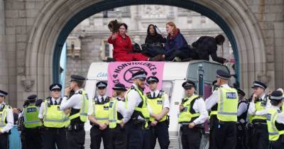 Extinction Rebellion protesters use a caravan to block London's Tower Bridge - www.manchestereveningnews.co.uk - London