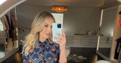 Kate Ferdinand - Kate Wright - Kate Ferdinand shows off her toned torso as she poses in crop top for mirror selfie - ok.co.uk