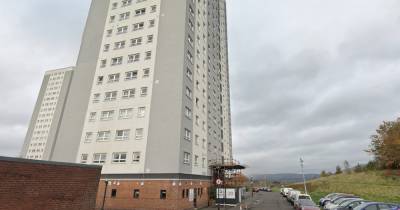 Man rushed to hospital after being found injured in Glasgow flats - www.dailyrecord.co.uk