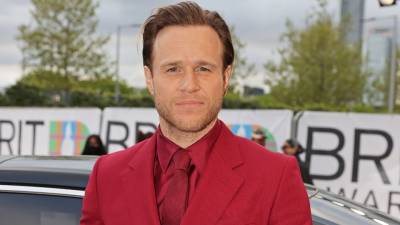 Olly Murs rushed to hospital with horror injury after onstage accident - heatworld.com