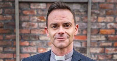 Daniel Brocklebank - Billy Mayhew - Corrie fans 'don't know where to look' as star shares snap of Billy Mayhew going back to 'vicaring' - manchestereveningnews.co.uk