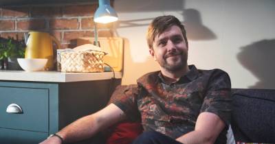 Love Island's Iain Stirling writes about life as a singleton in new sitcom Buffering - www.ok.co.uk