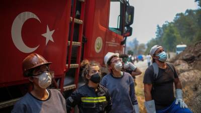 Hundreds of volunteers help crews tackling Turkey wildfires - abcnews.go.com - Turkey - city Istanbul