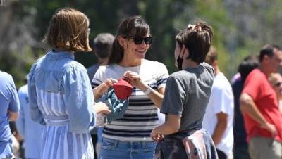 Jennifer Garner Hugs Daughters Seraphina Violet While Reuniting After Summer Camp — Pics - hollywoodlife.com - Los Angeles