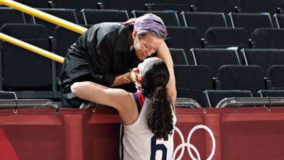 Megan Rapinoe Kisses Fiancée Sue Bird After WNBA Star Wins 5th Olympic Gold Medal - hollywoodlife.com - USA - Japan - Tokyo
